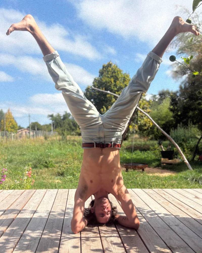 Gui Perrier en posture de yoga.