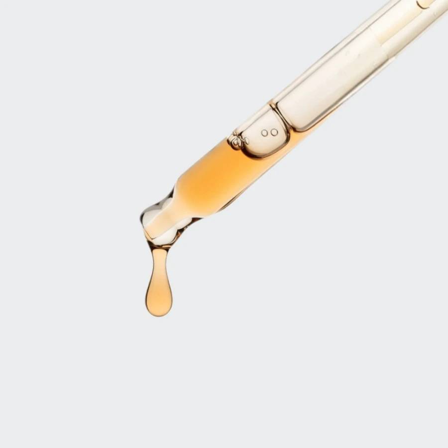Une goutte au bout de la pipette du dropper.